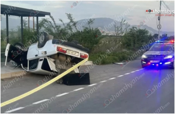 Արարատի մարզում բախվել են BMW-ն և ՎԱԶ 2107-ը. վերջինը գլխիվայր շրջվել է